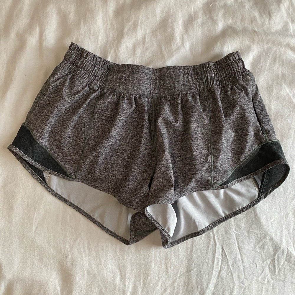 Lululemon Hotty Hot Low-Rise Lined Short 2.5” (SIZE 6)